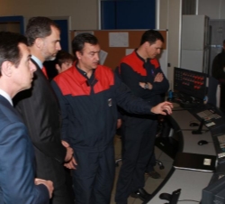El Príncipe de Asturias durante su visita a la Sala de Control de la Unidad de Reducción de Fueloil (URF) de Petronor